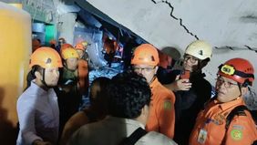 Wakil Gubernur Jawa Timur Emil Elestianto Dardak memastikan evakuasi korban runtuhnya mushalla Pondok Pesantren (Ponpes) Al Khoziny di Buduran, Sidoarjo, dilakukan secara maksimal dengan melibatkan tim SAR gabungan dari berbagai arah.