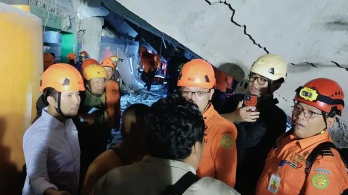 Wagub Jatim Emil Elestianto Dardak (kiri) saat meninjau lokasi evakuasi korban ambruknya bangunan mushalla Ponpes Al Khoziny Sidoarjo, Jawa Timur, Senin, 29 September 2025.