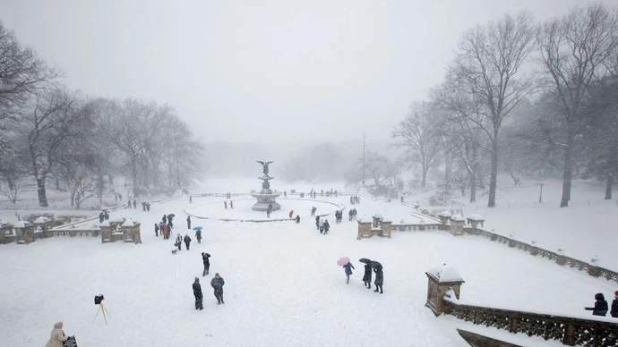 Sejumlah warga berjalan-jalan di Central Park, New York City, Amerika Serikat (AS), Minggu (25/1/2026). Menurut Badan Layanan Cuaca Nasional (NWS) AS, hujan salju lebat dan lapisan es berbahaya diperkirakan terjadi di wilayah yang membentang dari Tex