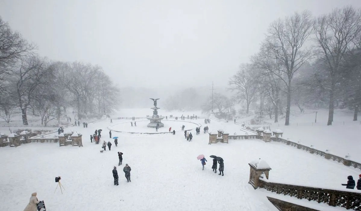 Sejumlah warga berjalan-jalan di Central Park, New York City, Amerika Serikat (AS), Minggu (25/1/2026). Menurut Badan Layanan Cuaca Nasional (NWS) AS, hujan salju lebat dan lapisan es berbahaya diperkirakan terjadi di wilayah yang membentang dari Tex <b>(Antara)</b>