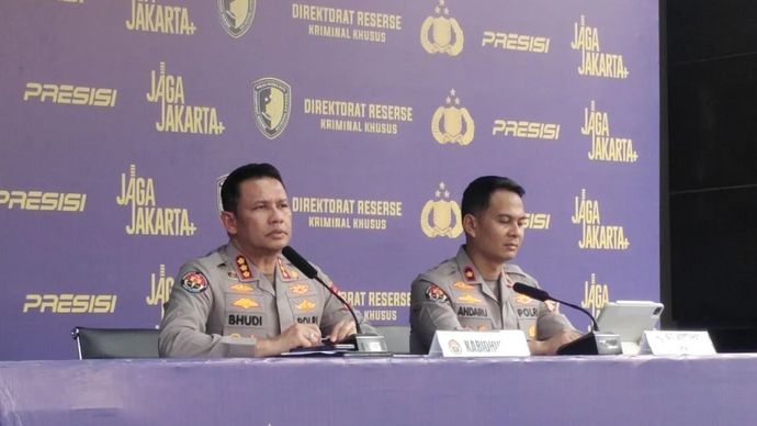 Kabid Humas Polda Metro Jaya, Kombes Pol Budi Hermanto bersama Kasubbid Penmas Polda Metro Jaya, Kompol Andaru Rahutomo saat konferensi pers di Jakarta, Kamis , 16 April 2026.