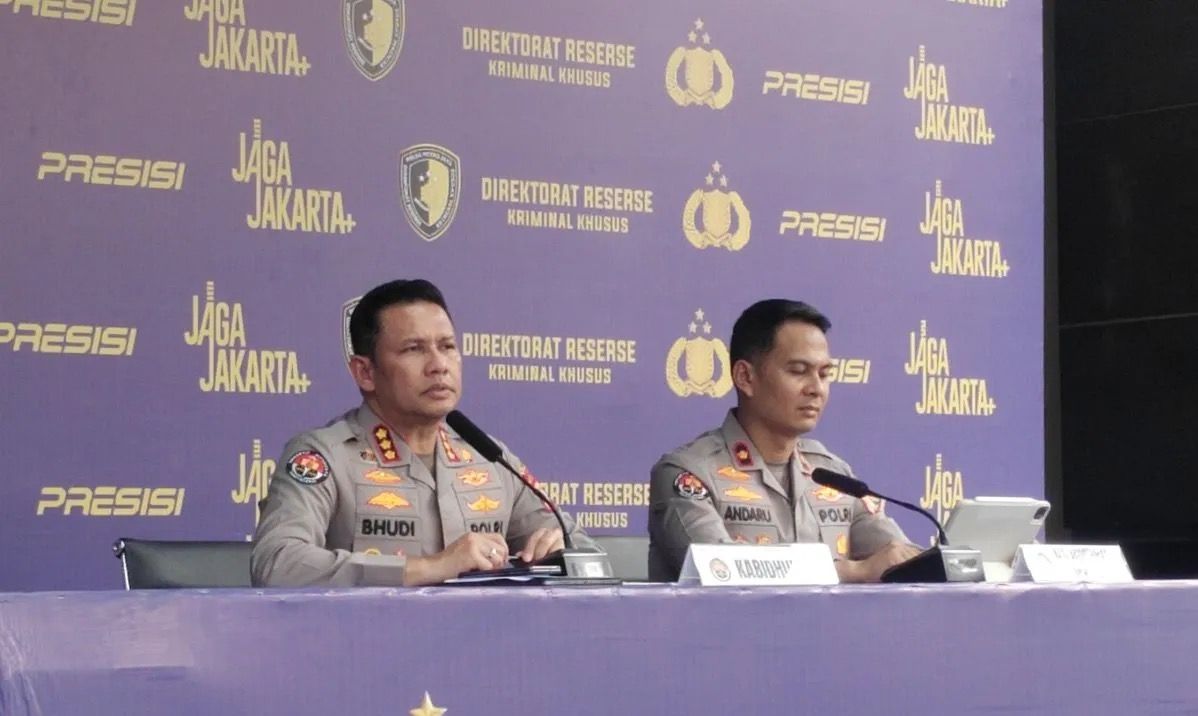Kabid Humas Polda Metro Jaya, Kombes Pol Budi Hermanto bersama Kasubbid Penmas Polda Metro Jaya, Kompol Andaru Rahutomo saat konferensi pers di Jakarta, Kamis , 16 April 2026. <b>(Antara)</b>