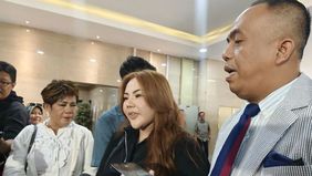 Tersangka kasus dugaan pencemaran nama baik terhadap mantan Gubernur Jawa Barat Ridwan Kamil, Lisa Mariana, meminta penundaan pemeriksaan sebagai tersangka yang semula dijadwalkan pada Senin. Penundaan itu dilakukan karena kondisi kesehatan Lisa yang