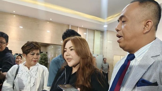 Selebgram Lisa Mariana (tengah) bersama kedua kuasa hukumnya memberikan keterangan kepada awak media di Gedung Bareskrim Polri, Jakarta, Kamis (11/9/2025).
