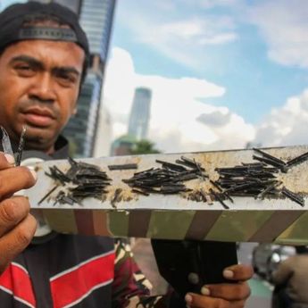 Relawan Ranjau Paku Dikejar Pria Bawa Bambu di Jalan DI Panjaitan