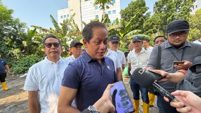 Menteri LH/Kepala BPLH Hanif Faisol Nurofiq ditemui usai aksi bersih Sungai Cipinang di Jakarta, Jumat (10/10/2025).