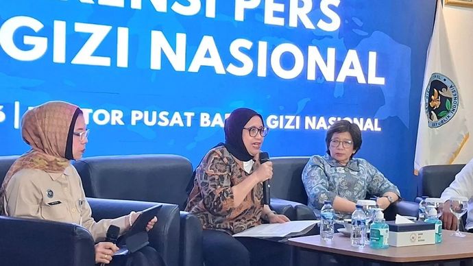 Kepala BGN Nanik Sudaryati Deyang (tengah) dalam konferensi pers di Kantor BGN, Jakarta Pusat, Kamis, 4 Juni 2026.