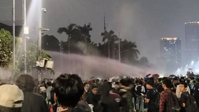 Situasi didepan gedung DPR dan MPR RI setelah polisi melakukan pembubaran pada Kamis, 27 Agustus 2026.