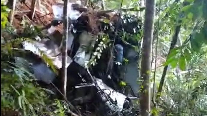 Tim pencari menemukan benda yang diduga helikopter milik PT Matthew Air dengan nomor registrasi PK-CFX yang dikabarkan hilang kontak di daerah Sekadau.