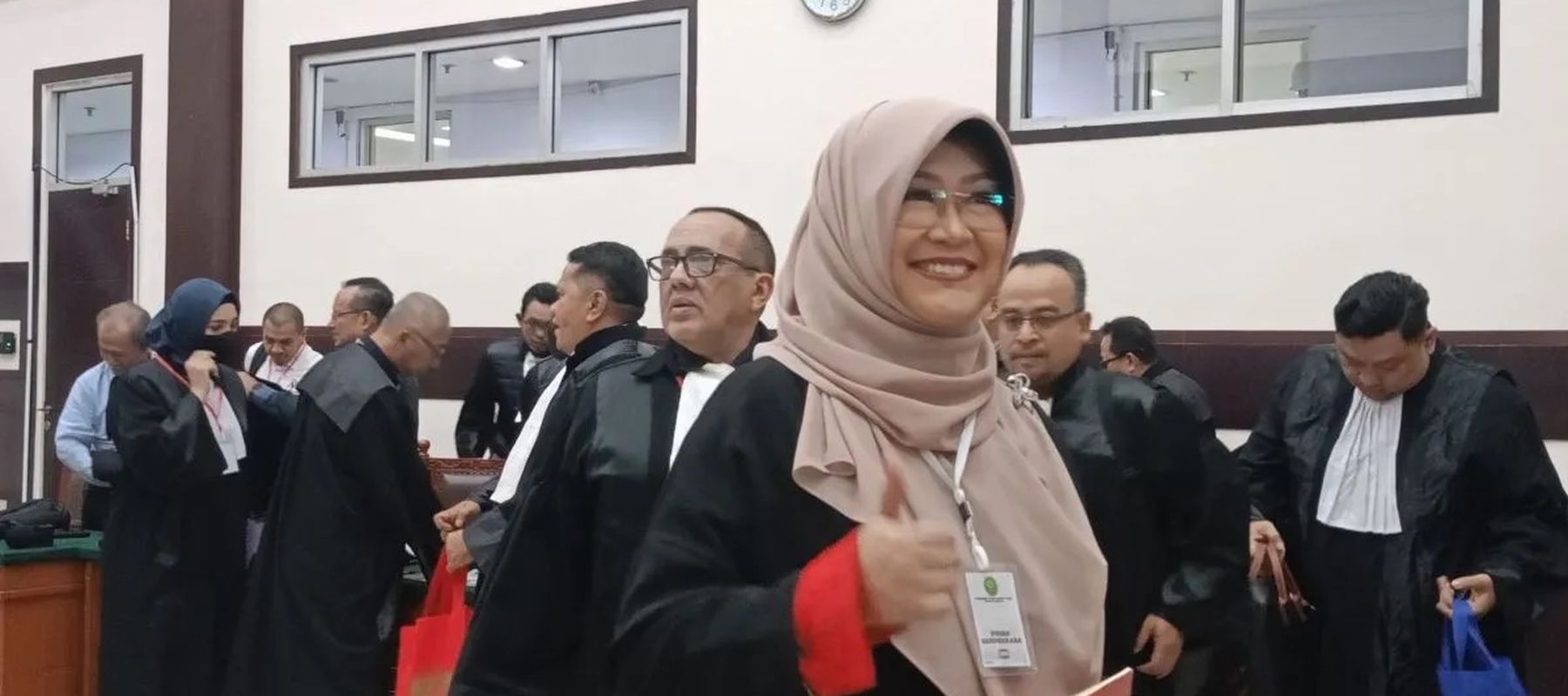 erdakwa kasus dugaan fitnah dan pencemaran nama baik terkait keaslian ijazah Presiden ke-7 RI Joko Widodo (Jokowi), Tifauzia Tyassuma (Dokter Tifa) usai sidang perdana di Pengadilan Negeri Jakarta Timur, Kamis, 2 Juli 2026.