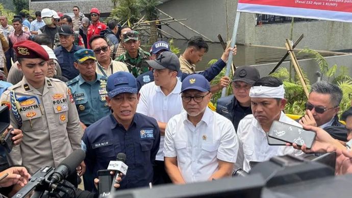 Menteri LH Hanif Faisol Nurofiq (kiri), Menko Pangan Zulkifli Hasan (tengah) dan Gubernur Jawa Barat&acirc; Dedi Mulyadi ditemui media usai inspeksi DAS Ciliwung, Kabupaten Bogor, Jawa Barat, Kamis (6/3/2025).