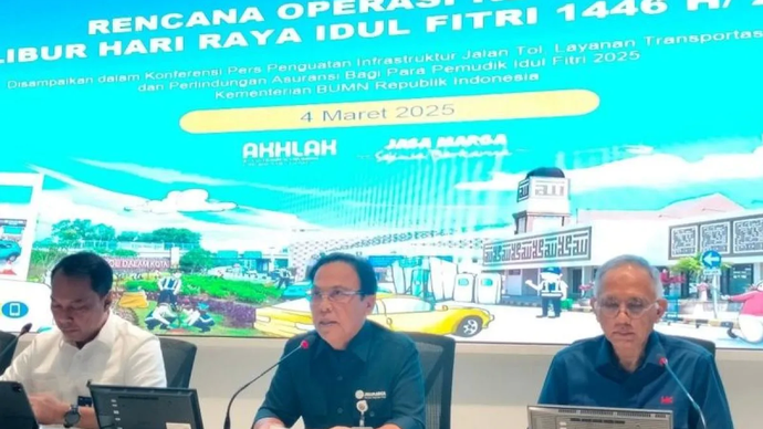 Direktur Utama Jasa Marga Subakti Syukur (tengah) dalam konferensi pers di Jakarta, Selasa (4/3/2025). 