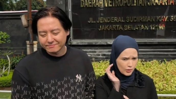 Pasangan selebritas Roger Danuarta dan Cut Meyriska saat memenuhi panggilan Polda Metro Jaya untuk menjalani pemeriksaan sebagai saksi terkait kasus dugaan penipuan agen perjalanan (travel) umrah Hanania Group, Jumat, 12 Juni 2026.