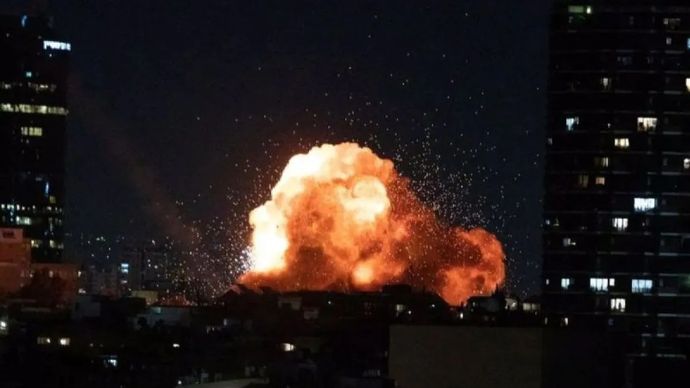 Ledakan akibat serangan misil Iran ke Tel Aviv, Israel.