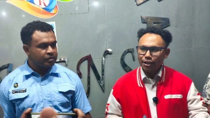 Koordinator Wilayah BGN Kabupaten Nabire Marsel Asyerem (kanan) bersama Kepala SPPG Lani Ayub M. Mamoribo saat memberi keterangan terkait dugaan kasus keracunan di Nabire.