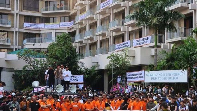 Petugas gabungan mengawal eksekusi Barang Milik Negara (BMN) eks Hotel Sultan di kawasan GBK, Jakarta, Kamis, 18 Juni 2026.