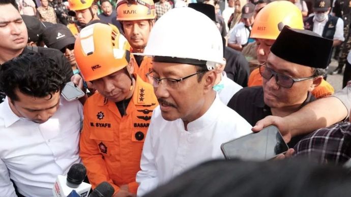 Mensos Saifullah Yusuf (tengah) memberikan keterangan kepada awak media saat mengunjungi posko keluarga korban Ponpes Al Khoziny Sidoarjo, Rabu, 1 Oktober 2025.