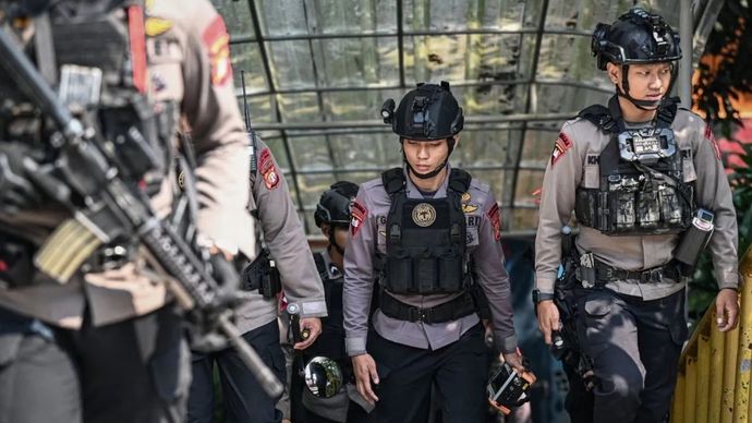 Personil Gegana Brimob Polda Metro Jaya berjaga saat proses penyisiran usai adanya ancaman dugaan teror bom di SDN Srengseng Sawah 15 Pagi, Jagakarsa, Jakarta, Senin, 13 Juli 2026.