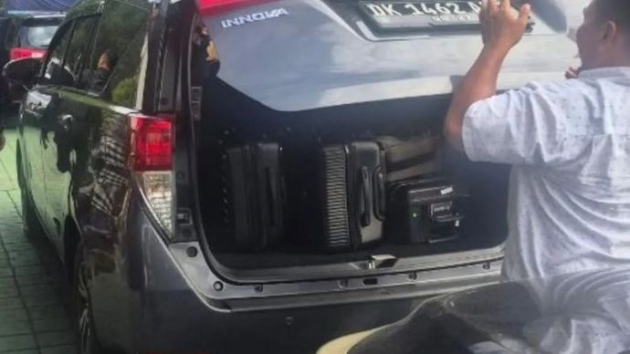 Penyidik Komisi Pemberantasan Korupsi (KPK) membawa sejumlah koper yang berisi dokumen saat melakukan penggeledahan di Kantor Imigrasi Kelas 1 Tempat Pemeriksaan Imigrasi (TPI) Denpasar, Bali, Jumat, 18 Juni 2026.