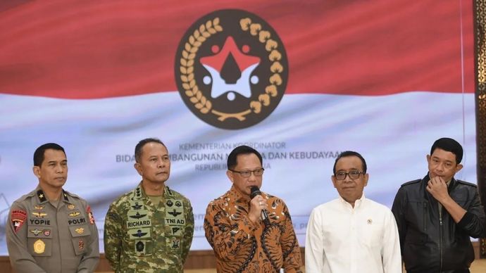 Menko Bidang Pembangunan Manusia dan Kebudayaan (PMK) Pratikno (kedua kanan) mendampingi Mendagri Tito Karnavian (tengah), Kepala Badan Nasional Penanggulangan Bencana (BNPB) Letjen TNI Suharyanto (kanan), Kasum TNI Letjen TNI Richard Taruli H. Tampubolon (kedua kiri), dan anggota satgas Brigjen Pol Yoppie Indra Prasetya (kiri).