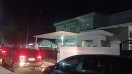 KPK Geledah Dua Rumah Milik Bupati Lombok Barat Usai Periksa Pendopo Bupati