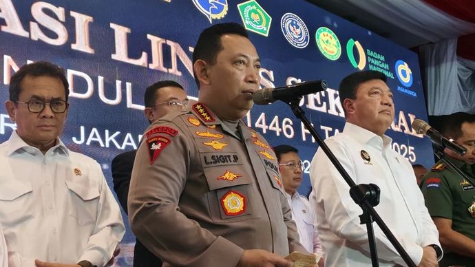 Kapolri Jenderal Pol. Listyo Sigit Prabowo berbicara dengan awak media usai acara Rapat Koordinasi Lintas Sektoral di Gedung STIK PTIK Polri, Jakarta Selatan, Senin (10/3/2025). 