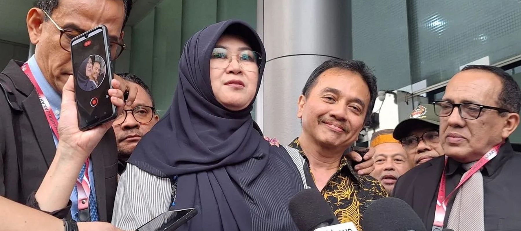 Tersangka kasus dugaan fitnah dan pencemaran nama baik terkait keaslian ijazah Presiden ke-7 RI Joko Widodo (Jokowi), Roy Suryo dan Tifauzia Tyassuma (dokter Tifa), Jakarta, Senin, 22 Juni 2026.