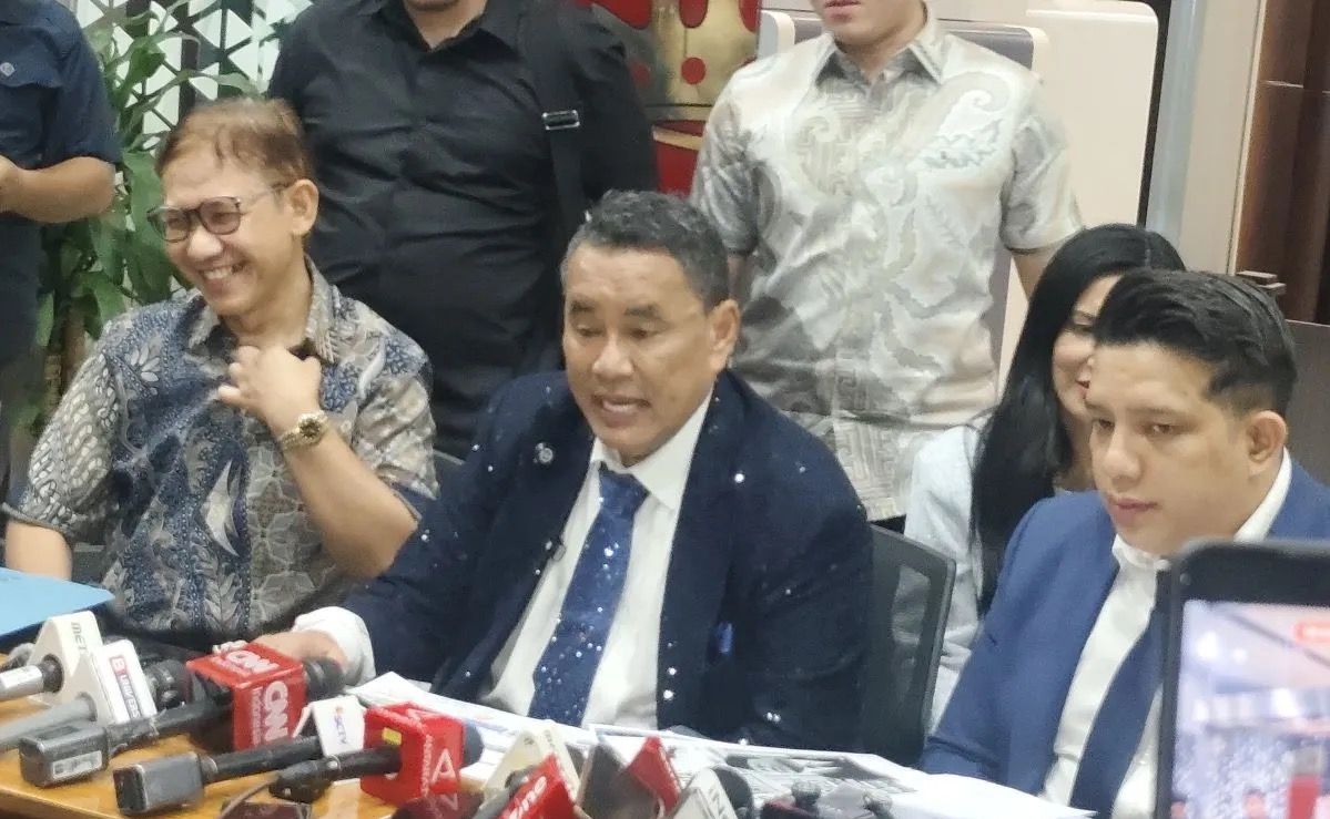 Kuasa hukum eks Jaksa Agung Muda Bidang Tindak Pidana Khusus (Jampidsus) Febrie Adriansyah (FA), Hotman Paris Hutapea (tengah), memberikan keterangan pers dalam konferensi pers di Gedung Jampidsus Kejagung, Jakarta, Jumat, 17 Juli 2026. <b>(Antara)</b>