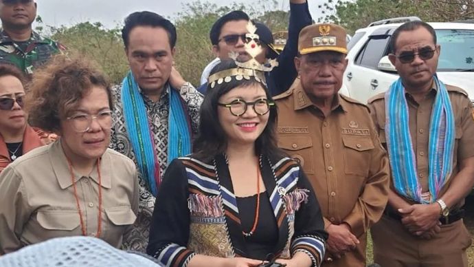 Wamendiktisaintek Prof Stella Christie Ph.D saat meninjau lokasi yang akan dibangun SMA Unggul Garuda di Soe, NTT.