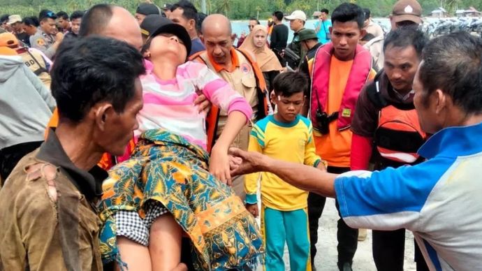 Warga bersama tim SAR gabungan mengevakuasi korban selamat kapal karam di Selat Sipora Kabupaten Kepulauan Mentawai, Sumatera Barat, Selasa, 15 Juli 2025.