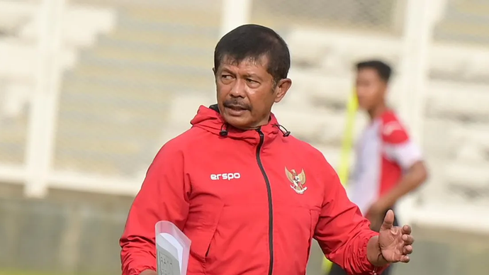 Pelatih Timnas Indonesia U-20 Indra Sjafri memantau sesi latihan di Stadion Madya, Kompleks Gelora Bung Karno, Senayan, Jakarta, Rabu (15/1/2025). Latihan tersebut digelar sebagai persiapan pertandingan Piala Asia U-20 2025 pada 12 Februari hingga 1 Maret 2025 di China.