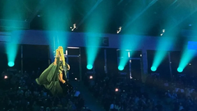 Penyanyi Yura Yunita membuka konser tunggalnya yang bertajuk “Bingah” dengan penampilan spektakuler, menyapa para penggemarnya sambil terbang di udara. Konser ini digelar di Istora Senayan, Jakarta, dan berhasil memukau ribuan penonton sejak awal per