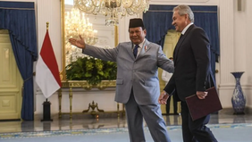 Presiden Republik Indonesia, Prabowo Subianto, bersama Sekretaris Dewan Keamanan Rusia, Sergei K. Shoigu, serta delegasi masing-masing, menikmati jamuan makan siang di Presidential Lounge, Istana Kepresidenan, Jakarta, pada Selasa, 25 Februari 2025.