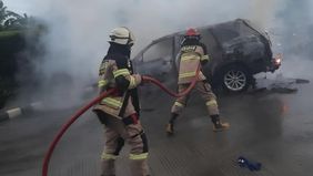 Sebuah Toyota Kijang Innova Zenix Hybrid dilaporkan hangus terbakar saat melintas di Jalan Gatot Subroto, Desa Kadu Jaya, Kecamatan Curug, Kabupaten Tangerang, Banten, pada Senin sore, 1 Desember 2025.