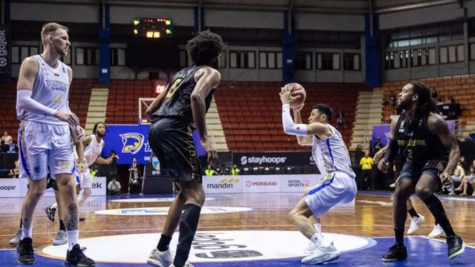 Pebasket Prawira Bandung David Liberty Nuban (kedua kanan) bersama Norbertas Giga (kiri) berusaha mengecoh dua pebasket Bima Perkasa Jogja Corey Anthony Raley-Ross (kanan) dan Kierell Ardarius Green (kedua kiri) saat pertandingan IBL 2025 di C-tra Prawira Arena, Bandung, Jawa Barat, Minggu (12/1/2025). 