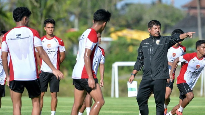 Arsip foto - Pelatih Timnas Indonesia U20 Indra Sjafri (kedua kanan) memberikan instruksi saat memimpin pemusatan latihan di Training Center Bali United, Pantai Purnama, Gianyar, Bali, Rabu (30/10/2024)