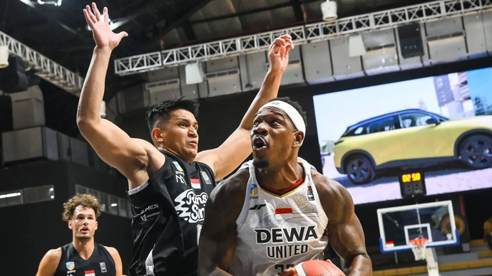 Arsip foto - Pebasket Rans Simba Bogor Galank Gunawan (kiri) pada pertandingan Indonesia Basketball League (IBL) 2025 di Dewa United Arena, Kabupaten Tangerang, Banten, Minggu (19/1/2025). 