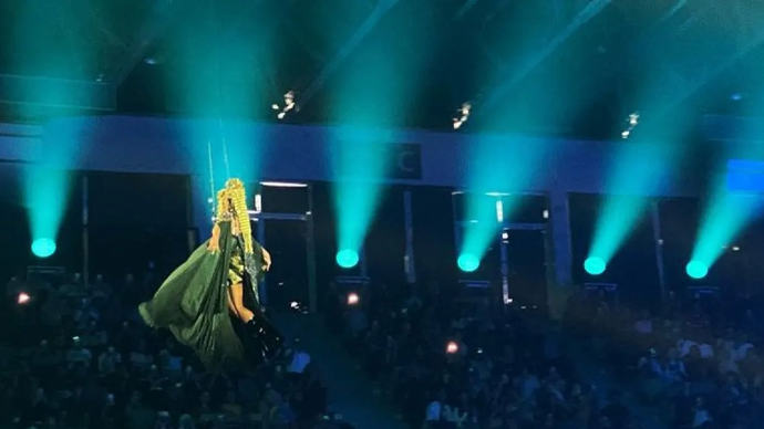 Penyanyi Yura Yunita sapa penggemar dari atas udara dalam konser tunggalnya yang bertajuk 