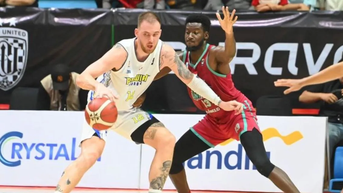 Pebasket Bali United Basketball Joshua Norman Ezekiel Nurse (kanan) berusaha mengadang pebasket Prawira Bandung Norbertas Giga (kiri) dalam pertandingan Indonesian Basketball League (IBL) 2025 di GOR Purna Krida, Badung, Bali, Rabu (12/2/2025).