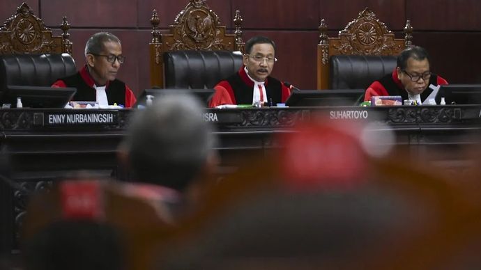 Ketua Mahkamah Konstitusi (MK) Suhartoyo, Wakil Ketua MK Saldi Isra dan hakim konstitusi Arief Hidayat.
