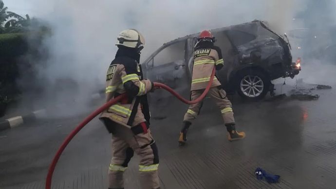 Toyota Innova Zenix Hybrid terbakar di Tangerang. 