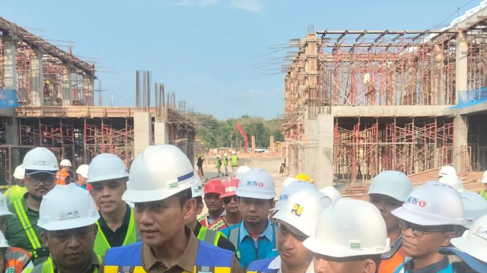Menteri Koordinator Bidang Infrastruktur dan Pembangunan Kewilayahan, Agus Harimurti Yudhoyono (AHY) memberikan keterangan kepada pers di sela meninjau pembangunan Sekolah Rakyat Wonolopo di Kulon Progo, Jumat (24/4/2026). ANTARA/Sutarmi