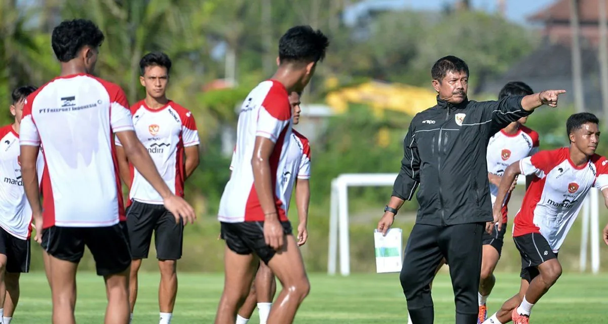 Arsip foto - Pelatih Timnas Indonesia U20 Indra Sjafri (kedua kanan) memberikan instruksi saat memimpin pemusatan latihan di Training Center Bali United, Pantai Purnama, Gianyar, Bali, Rabu (30/10/2024) <b>(Antara)</b>