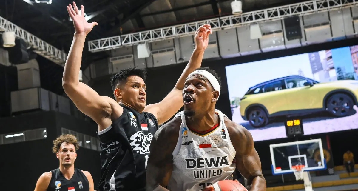 Arsip foto - Pebasket Rans Simba Bogor Galank Gunawan (kiri) pada pertandingan Indonesia Basketball League (IBL) 2025 di Dewa United Arena, Kabupaten Tangerang, Banten, Minggu (19/1/2025).  <b>(Antara)</b>