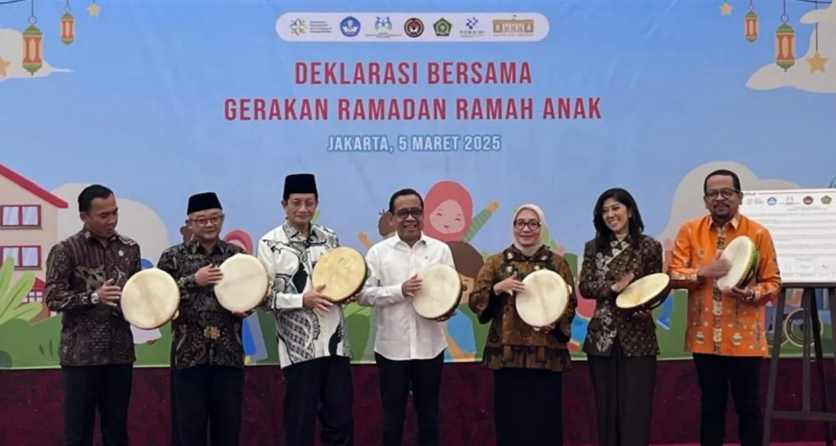 Menteri Komunikasi dan Digital Meutya Hafid (dua kanan) bersama para menteri dan pejabat pemerintah terkait dalam acara &quot;Deklarasi Bersama Gerakan Ramadhan Ramah Anak&quot; di Kantor Kementerian Koordinator Bidang Pembangunan Manusia dan Kebudayaan, Jakar <b>(Antara)</b>