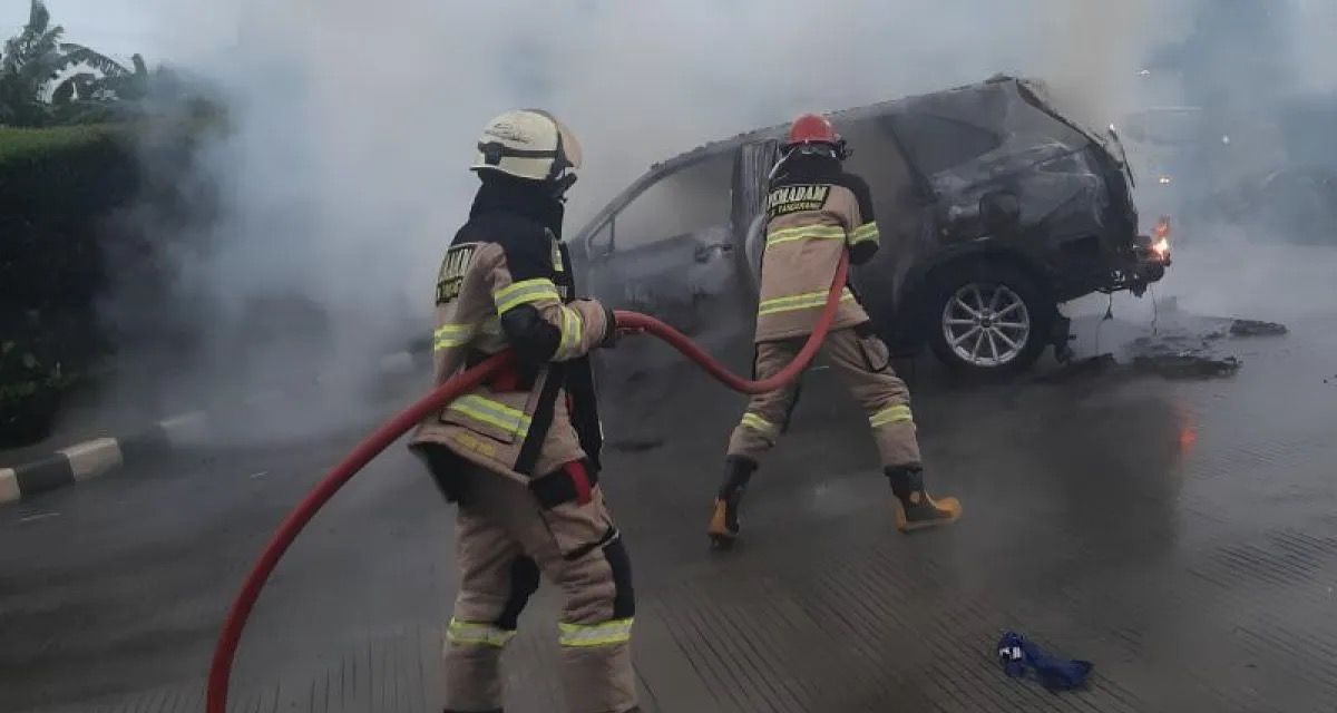 Toyota Innova Zenix Hybrid terbakar di Tangerang.  <b>(Antara)</b>