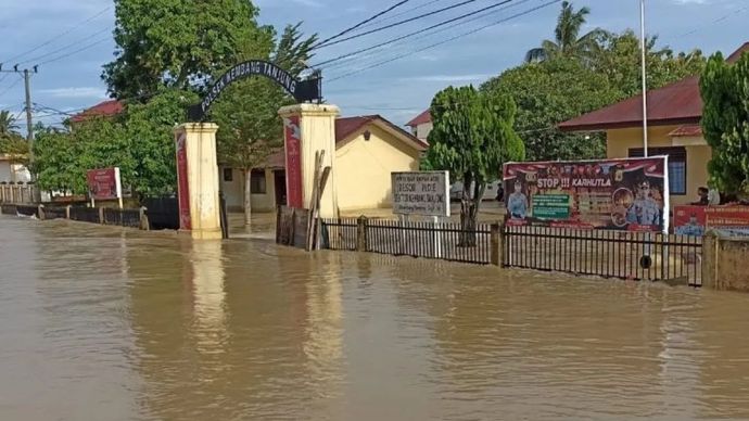 Banjir merendam pemukiman warga di Kembang Tanjong, Kabupaten Pidie, Aceh, Sabtu (23/11/2024). 