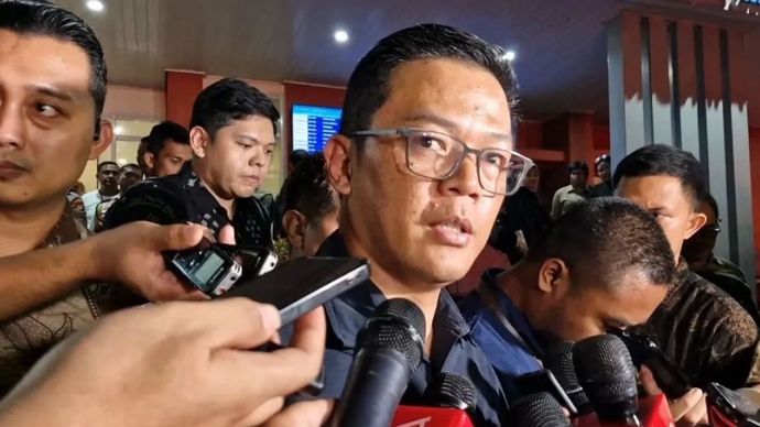 Menteri Luar Negeri (Menlu) Sugiono memberikan keterangan pers usai menjemput jenazah Zetro Leonardo Purba, staf Kedutaan Besar Republik Indonesia (KBRI) Lima, yang meninggal akibat ditembak oleh orang tak dikenal (OTK) di Peru. 