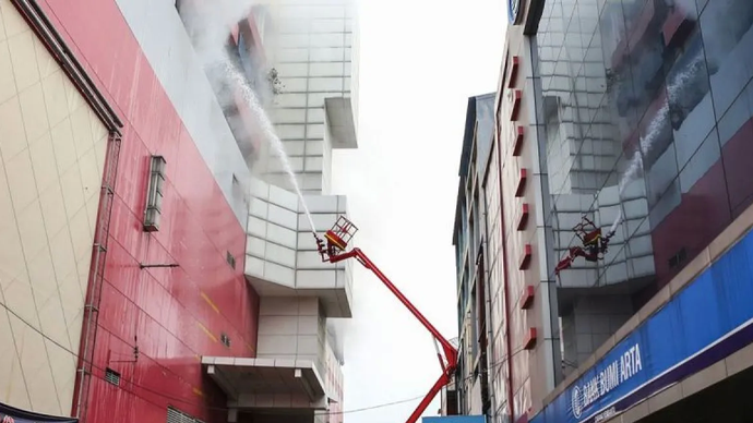 Petugas pemadam kebakaran terus melakukan penyemprotan untuk pendinginan setelah terjadi kebakaran di Glodok Plaza, Jakarta, Kamis (16/1/2025)