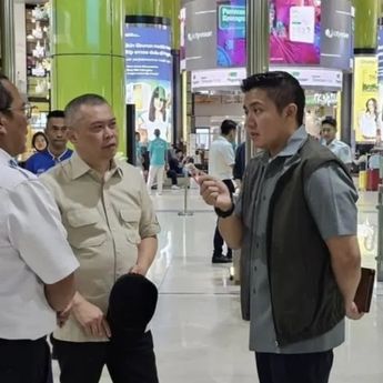 Seskab Teddy Tinjau Kesiapan Stasiun Gambir Jelang Mudik Lebaran